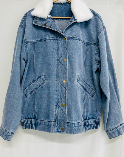 Fleecekragen Und Modern Geschnittene Jeansjacke