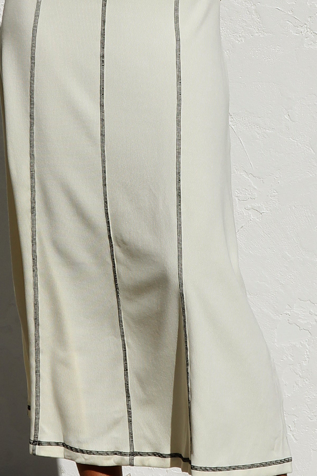 Ärmelloses Cremefarbenes Maxikleid Mit Schwarzen Nähten
