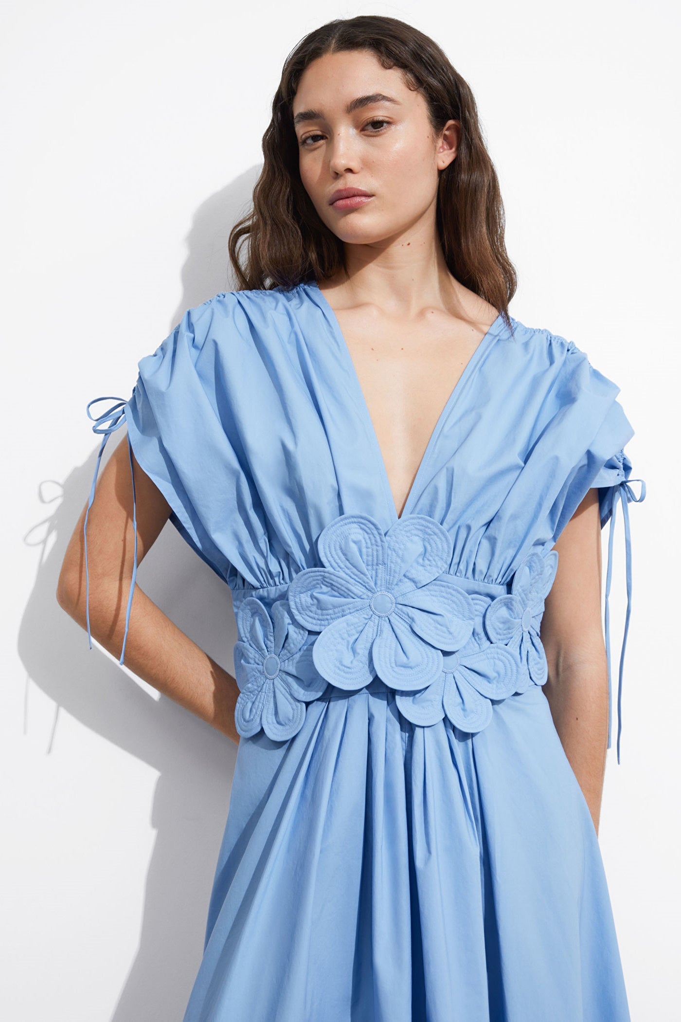 Maxikleid Mit V-Ausschnitt Und Blumenapplikation