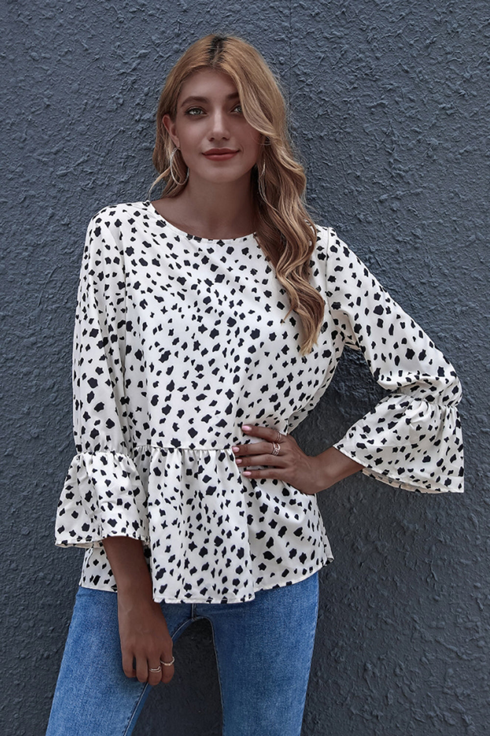 Schwarze Bluse Mit Rundhalsausschnitt Und Lockerem Schnitt Und Rüschen