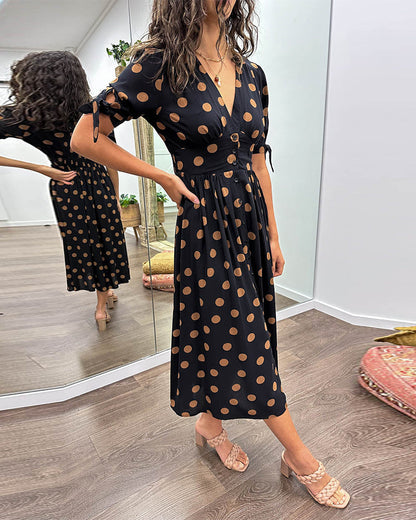Kleid Mit Tiefem V-Ausschnitt Und Tupfenmuster