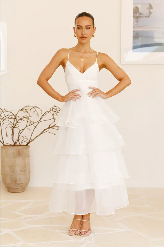 Elegantes Maxikleid Mit Dünnen Trägern Und Tülldetails