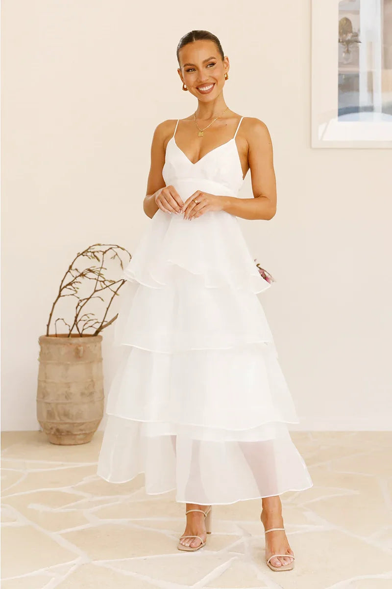 Elegantes Maxikleid Mit Dünnen Trägern Und Tülldetails