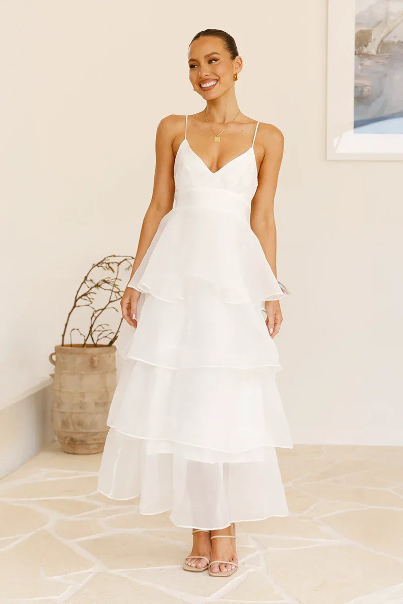 Elegantes Maxikleid Mit Dünnen Trägern Und Tülldetails