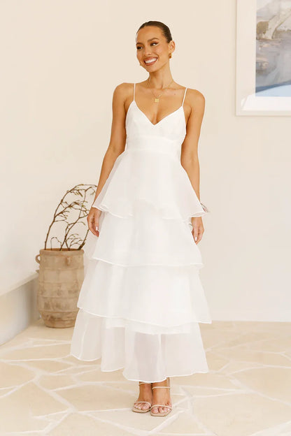 Elegantes Maxikleid Mit Dünnen Trägern Und Tülldetails