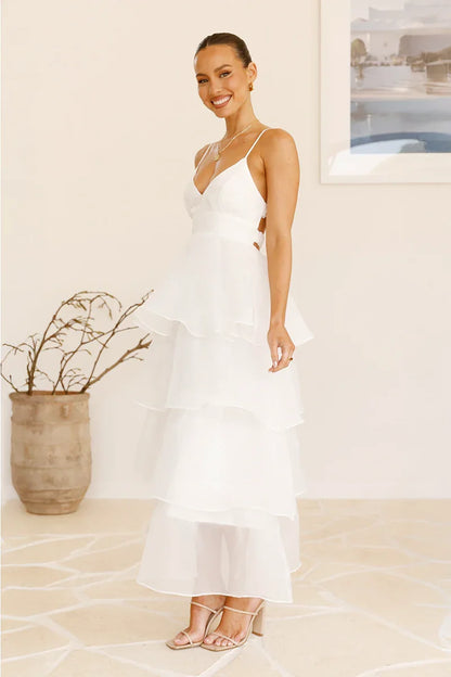 Elegantes Maxikleid Mit Dünnen Trägern Und Tülldetails