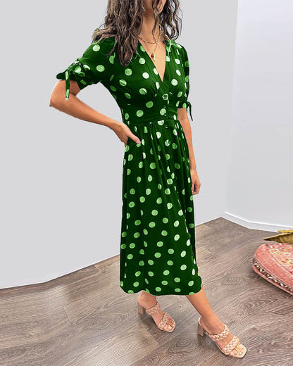 Kleid Mit Tiefem V-Ausschnitt Und Tupfenmuster