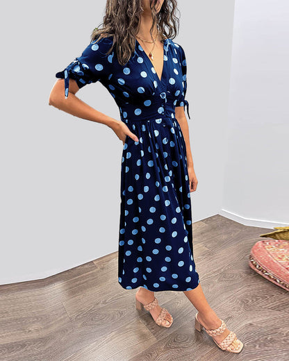 Kleid Mit Tiefem V-Ausschnitt Und Tupfenmuster