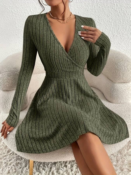 Geripptes Midikleid Mit V-Ausschnitt