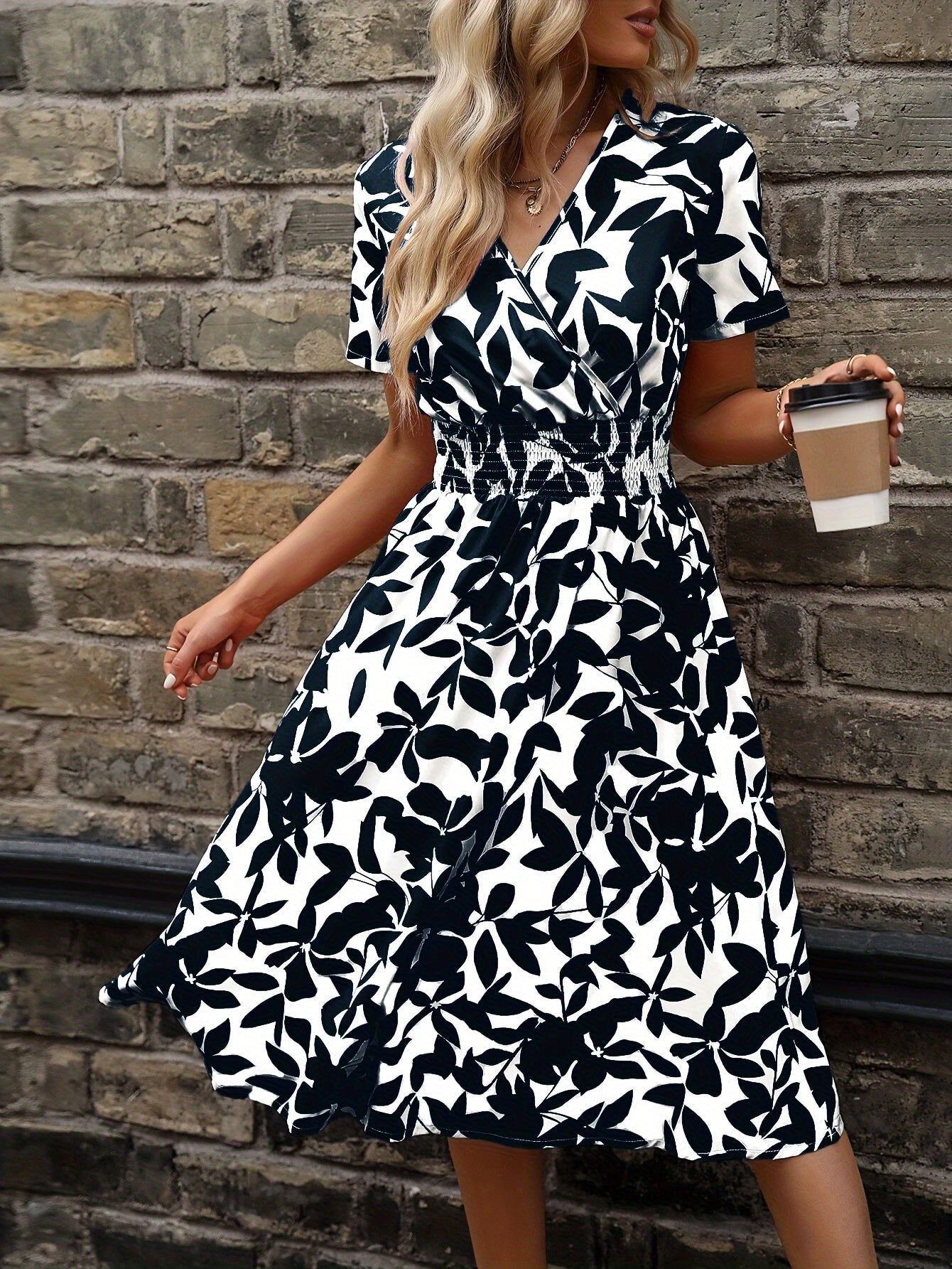 Kleid Mit Wickelkragen Und Blumenmuster