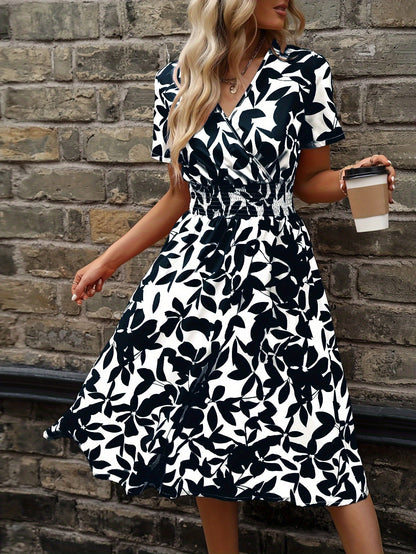 Kleid Mit Wickelkragen Und Blumenmuster