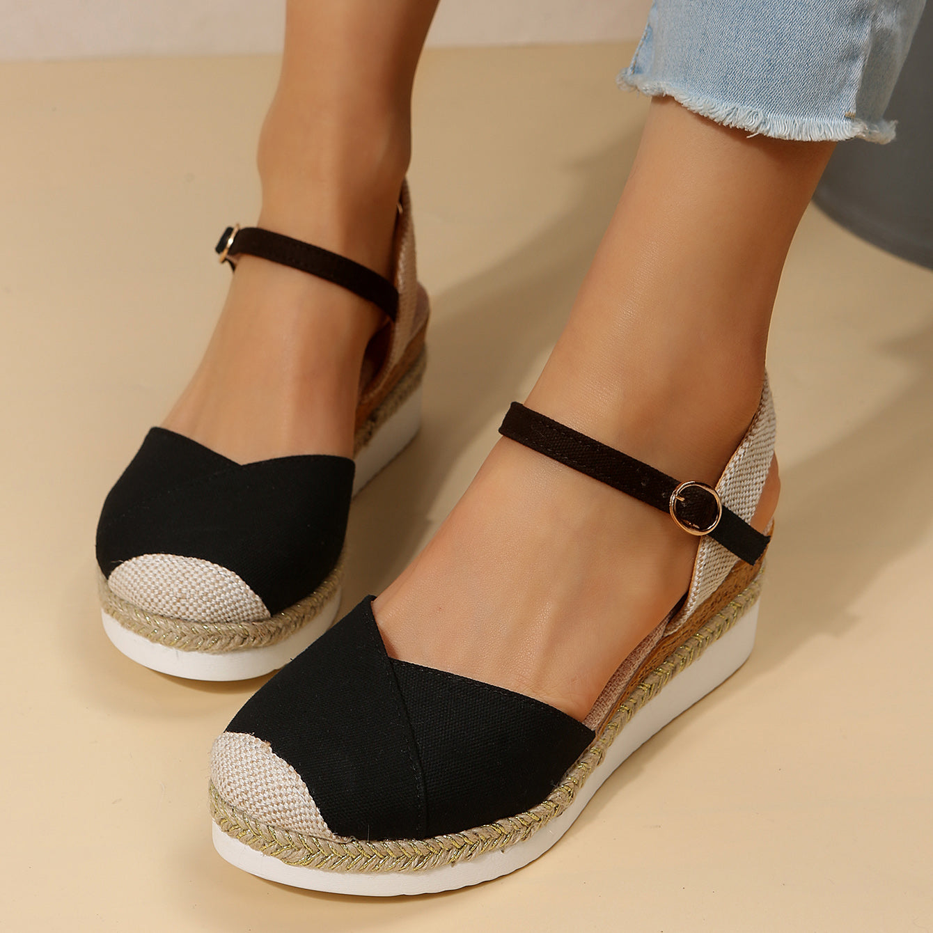 Stilvolle Sandalen Mit Plateausohle