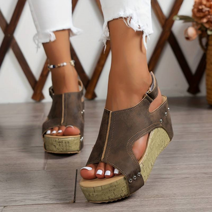 Stilvolle Und Bequeme Sommersandalen Mit Keilabsatz