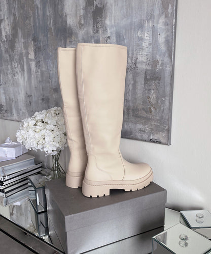 Stilvolle Stiefel İm Schlichten Design