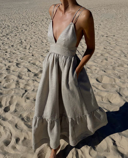 Elegantes Midikleid Mit Dünnen Trägern Und Tiefem Ausschnitt
