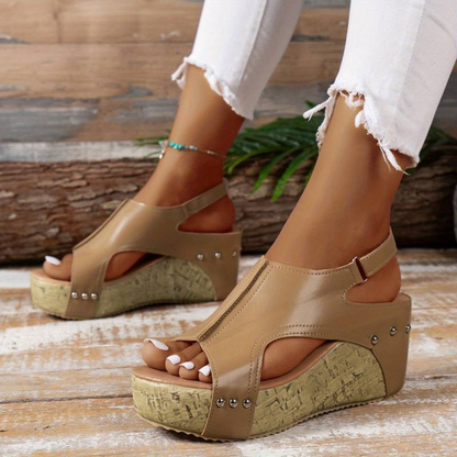 Stilvolle Und Bequeme Sommersandalen Mit Keilabsatz