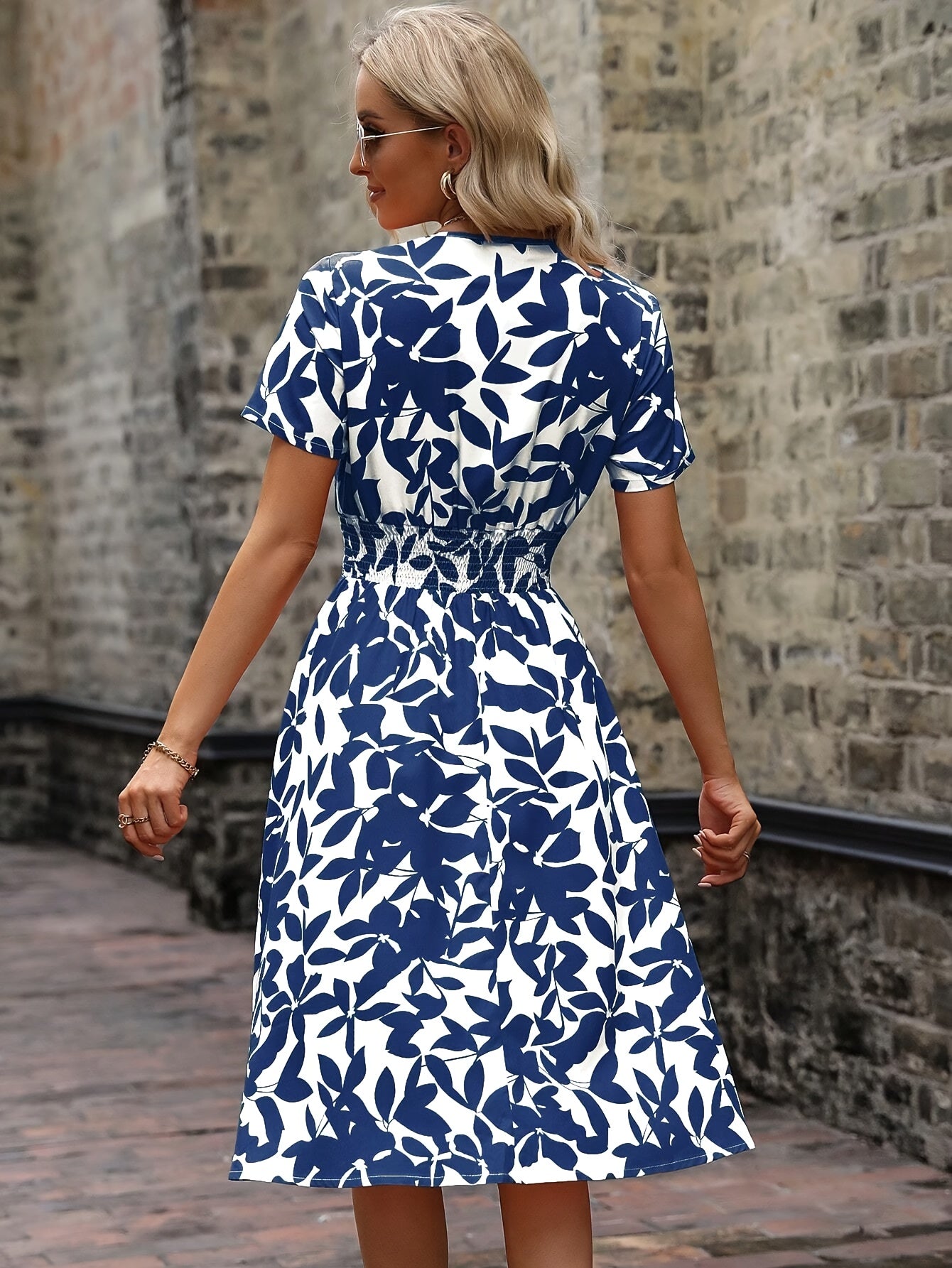 Kleid Mit Wickelkragen Und Blumenmuster