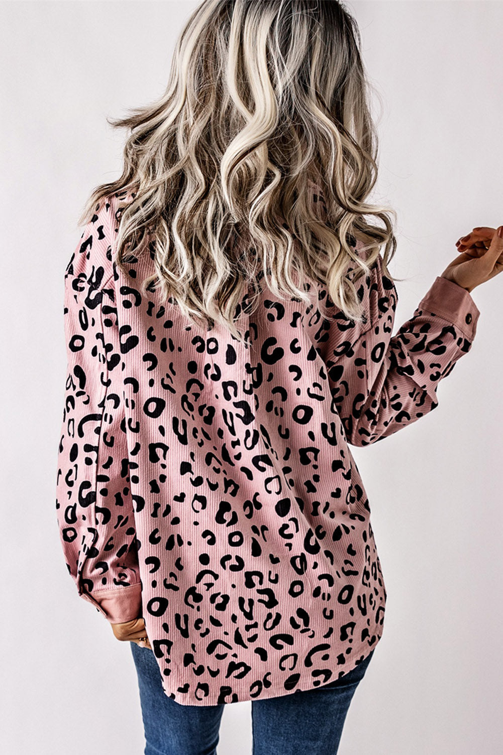 Elegante Rosa Samtjacke Mit Leopardenmuster