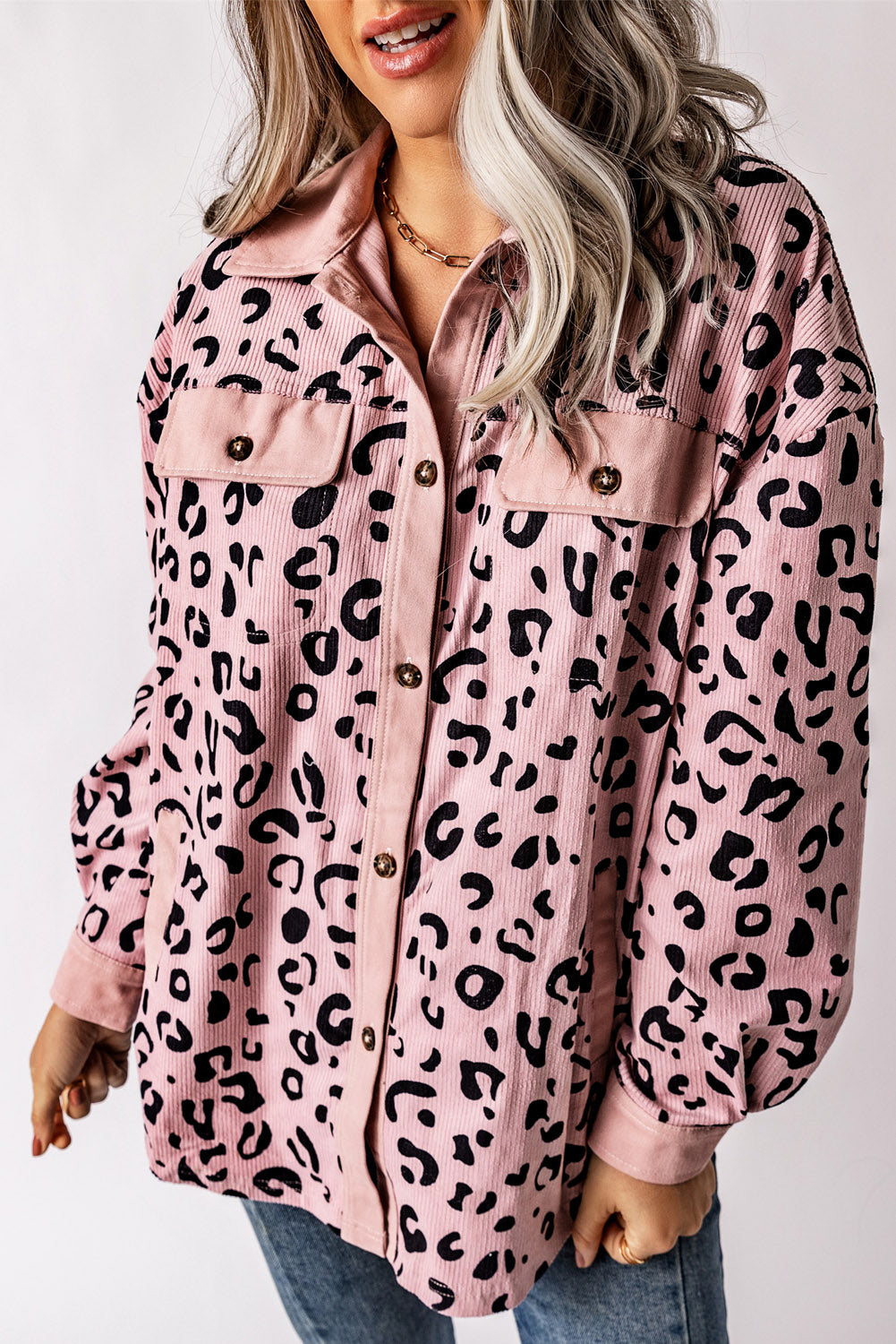 Elegante Rosa Samtjacke Mit Leopardenmuster