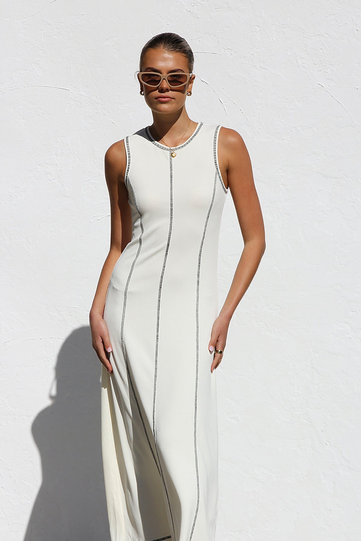 Ärmelloses Cremefarbenes Maxikleid Mit Schwarzen Nähten