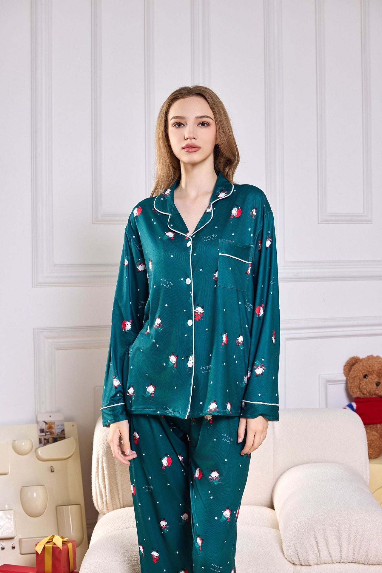Rosafarbenes Langes Satin-Pyjama-Set Mit Zuckerstangenmuster