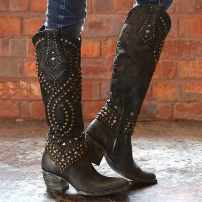 Stiefel Mit Metallischen Nieten Und Klobigem Absatz