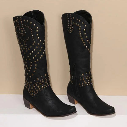 Stiefel Mit Metallischen Nieten Und Klobigem Absatz