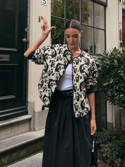 Elegantes Design, Stylische Jacke Mit Schwarz-Weißem Muster