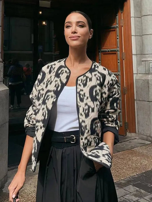 Elegantes Design, Stylische Jacke Mit Schwarz-Weißem Muster