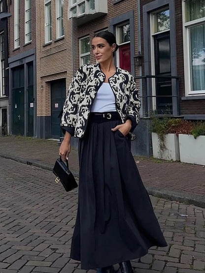 Elegantes Design, Stylische Jacke Mit Schwarz-Weißem Muster