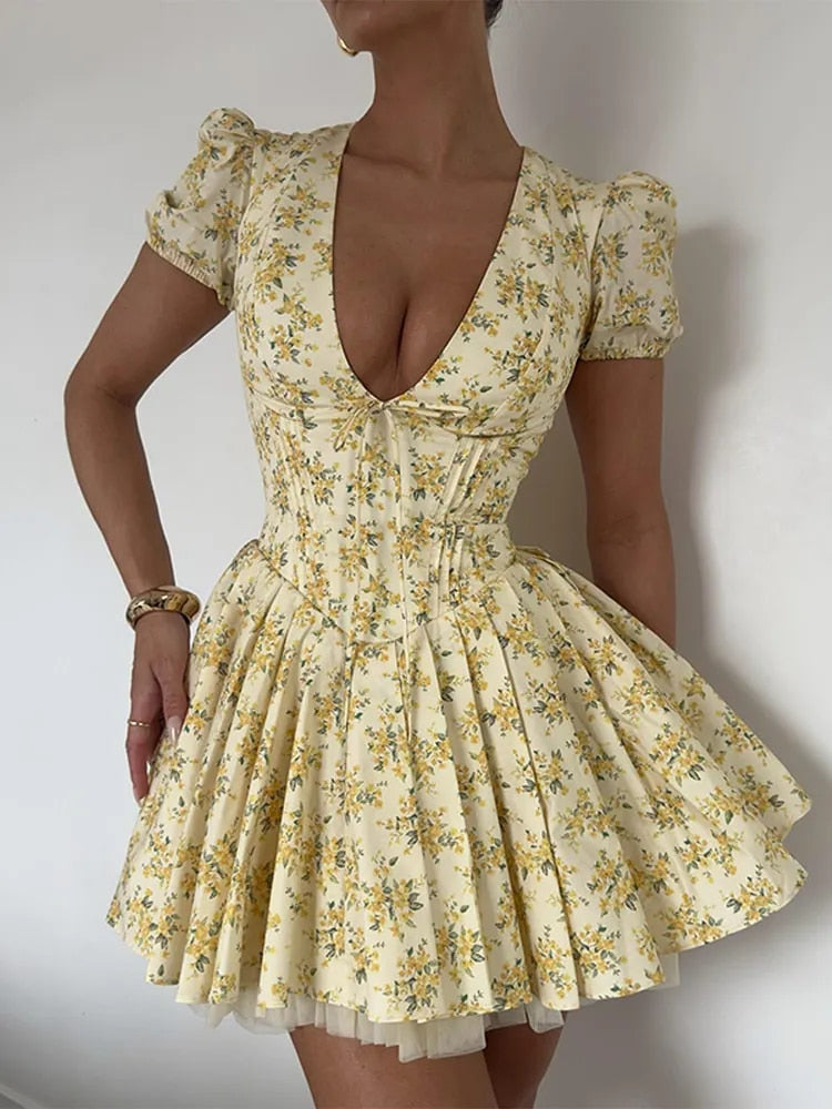 Plissiertes Minikleid Mit Tiefem V-Schlitz Und Blumenmuster