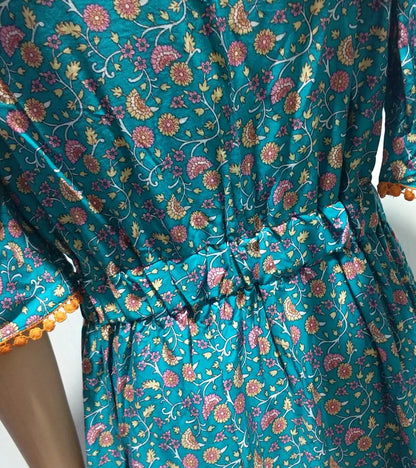 Kurzärmliges Sommerkleid Mit V-Ausschnitt Und Hoher Taille