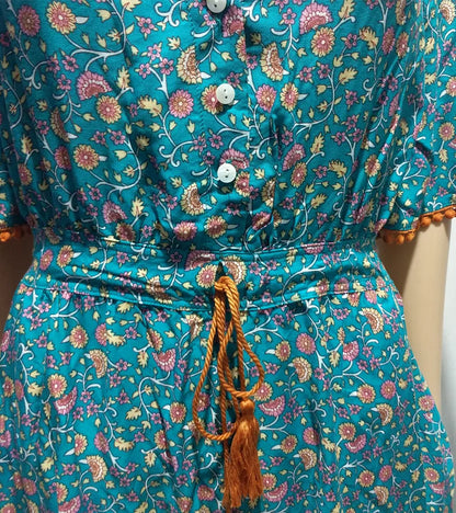 Kurzärmliges Sommerkleid Mit V-Ausschnitt Und Hoher Taille