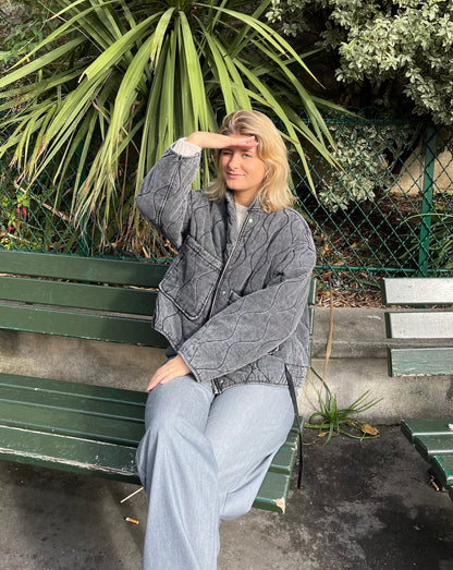 Stilvolle Graue Jacke Mit Großem Taschendesign