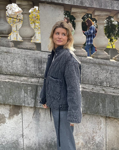 Stilvolle Graue Jacke Mit Großem Taschendesign