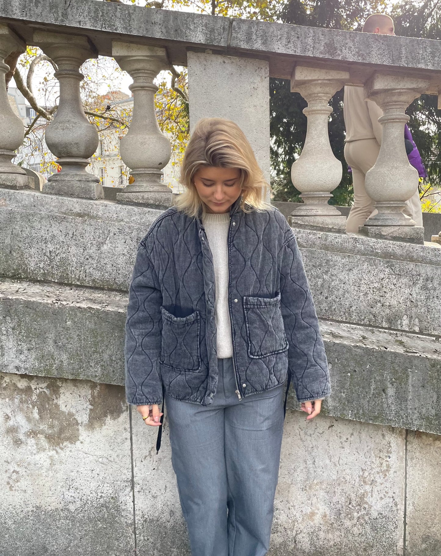 Stilvolle Graue Jacke Mit Großem Taschendesign