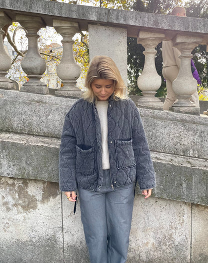 Stilvolle Graue Jacke Mit Großem Taschendesign
