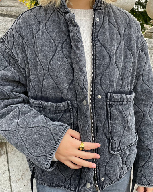 Stilvolle Graue Jacke Mit Großem Taschendesign