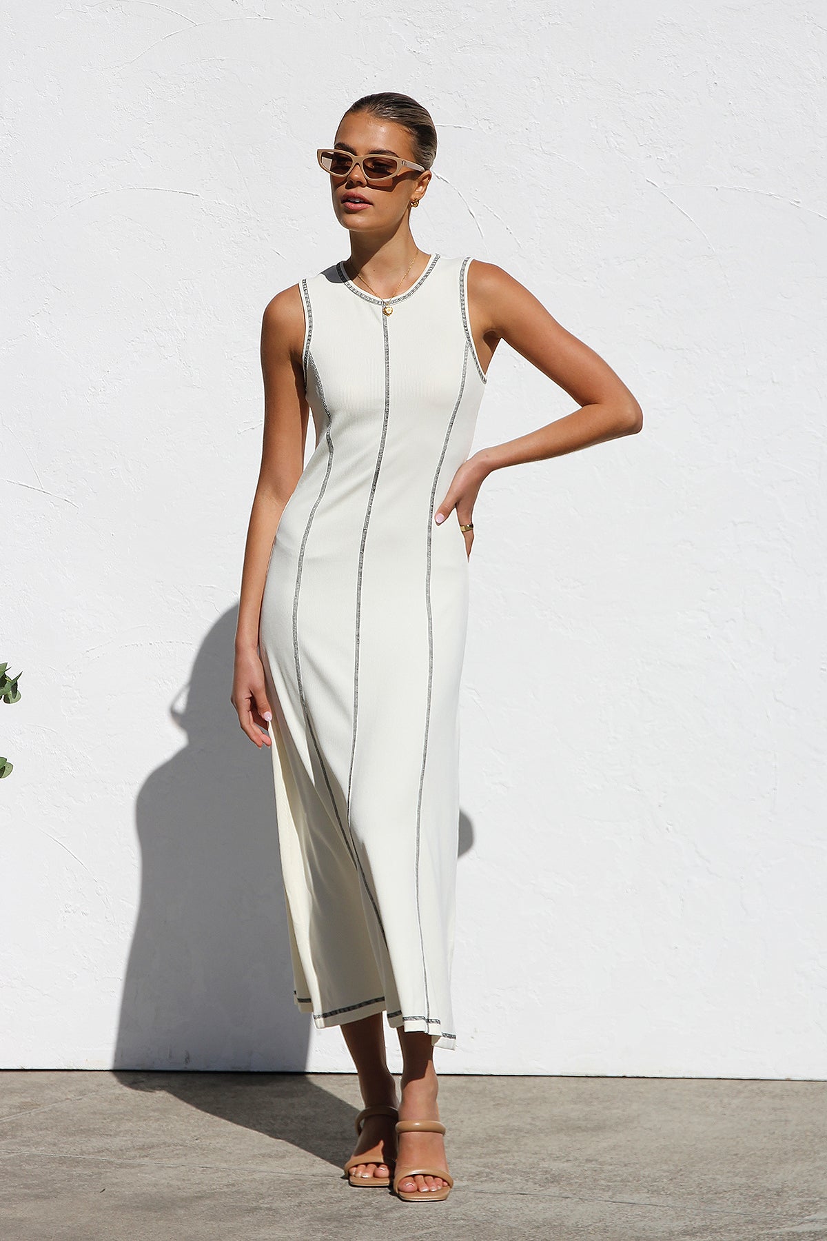 Ärmelloses Cremefarbenes Maxikleid Mit Schwarzen Nähten