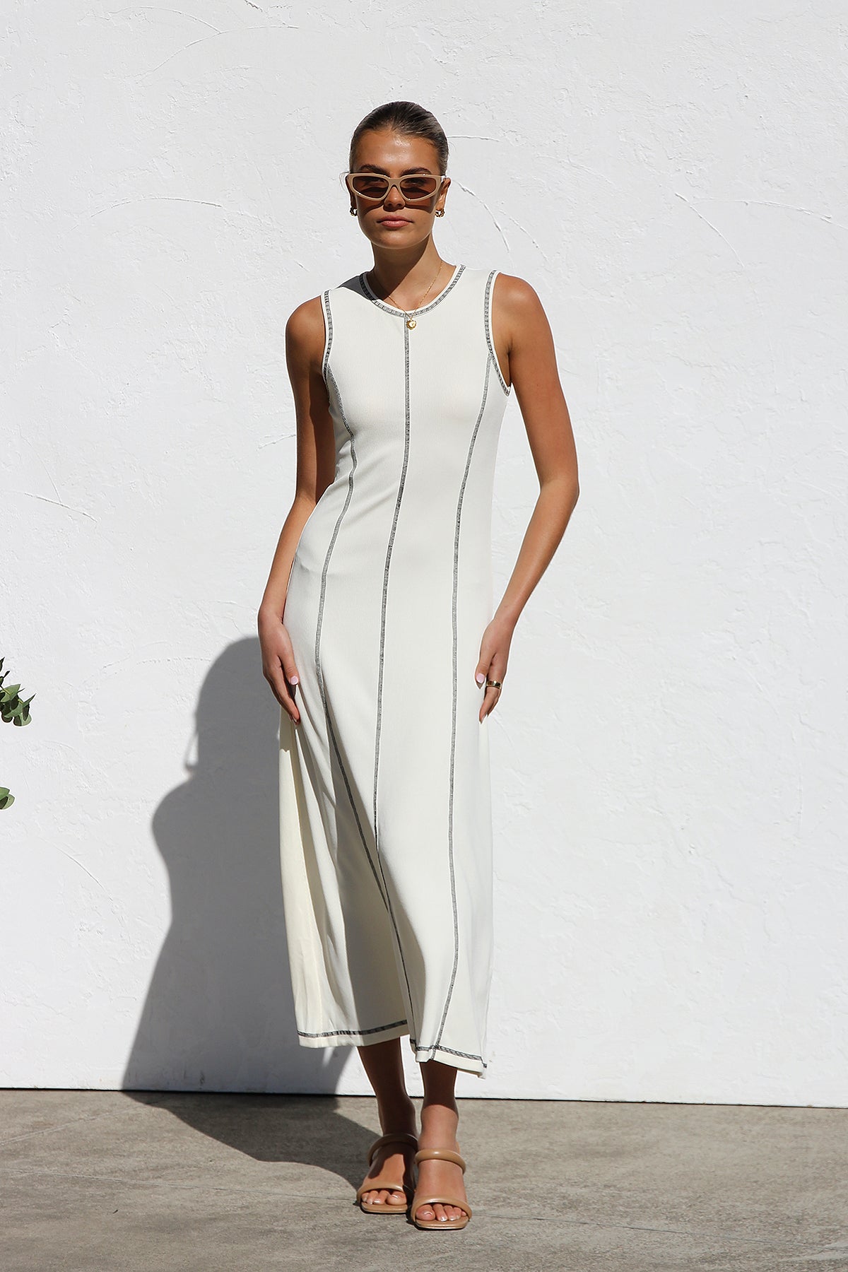 Ärmelloses Cremefarbenes Maxikleid Mit Schwarzen Nähten