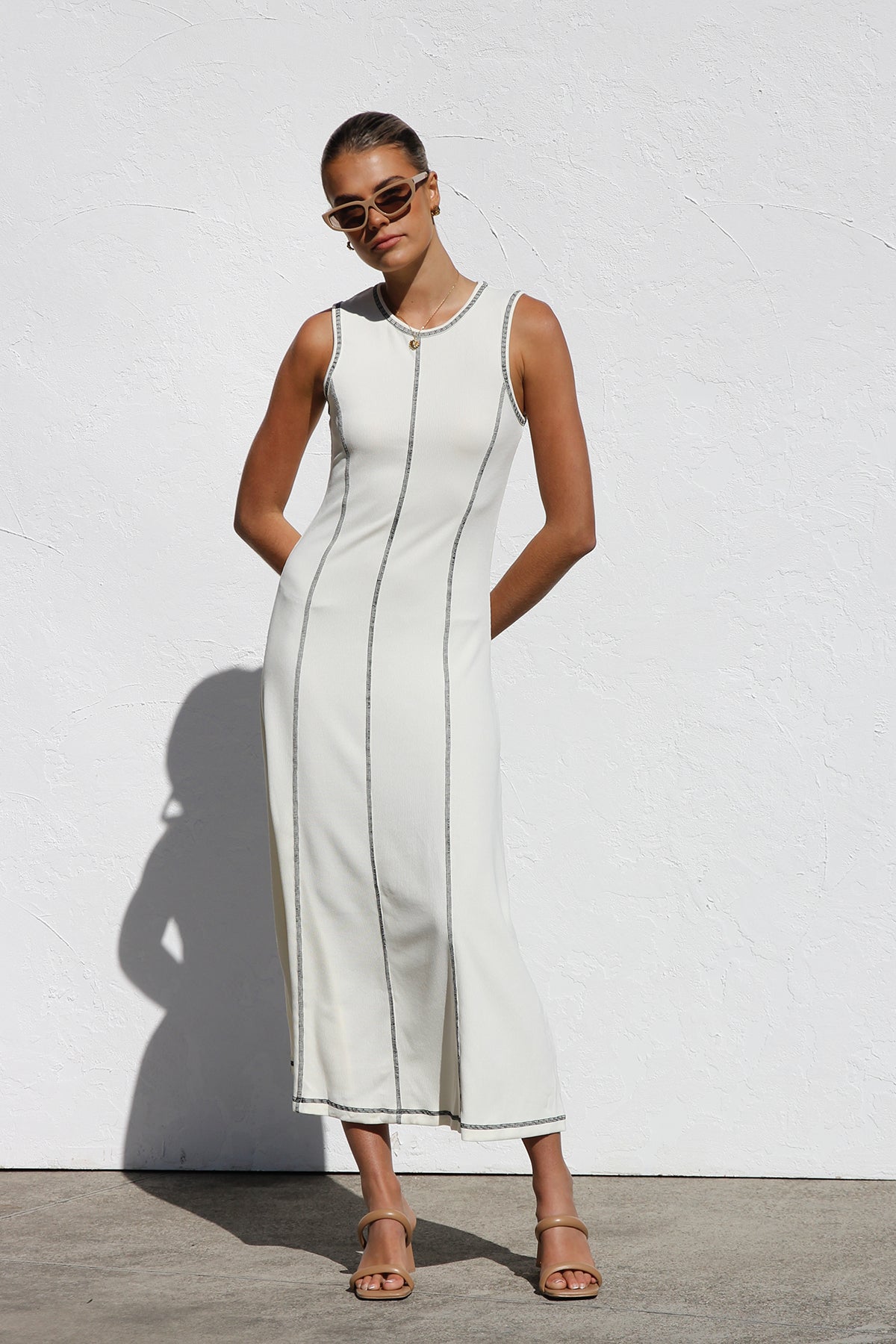 Ärmelloses Cremefarbenes Maxikleid Mit Schwarzen Nähten