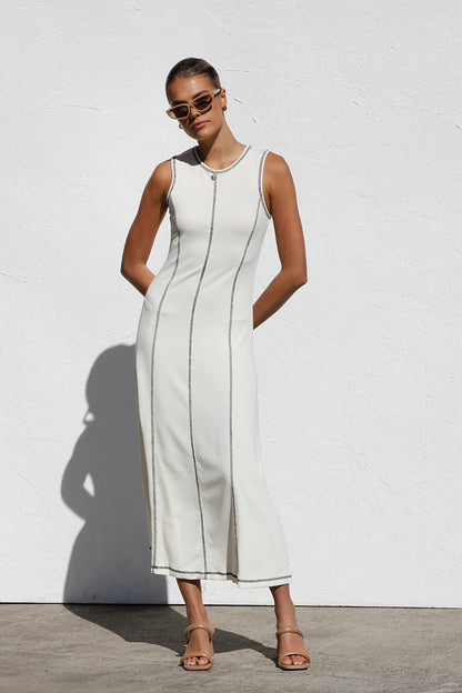 Ärmelloses Cremefarbenes Maxikleid Mit Schwarzen Nähten