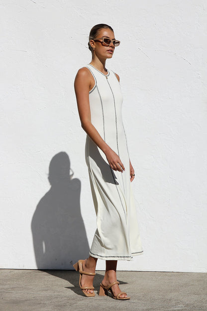 Ärmelloses Cremefarbenes Maxikleid Mit Schwarzen Nähten