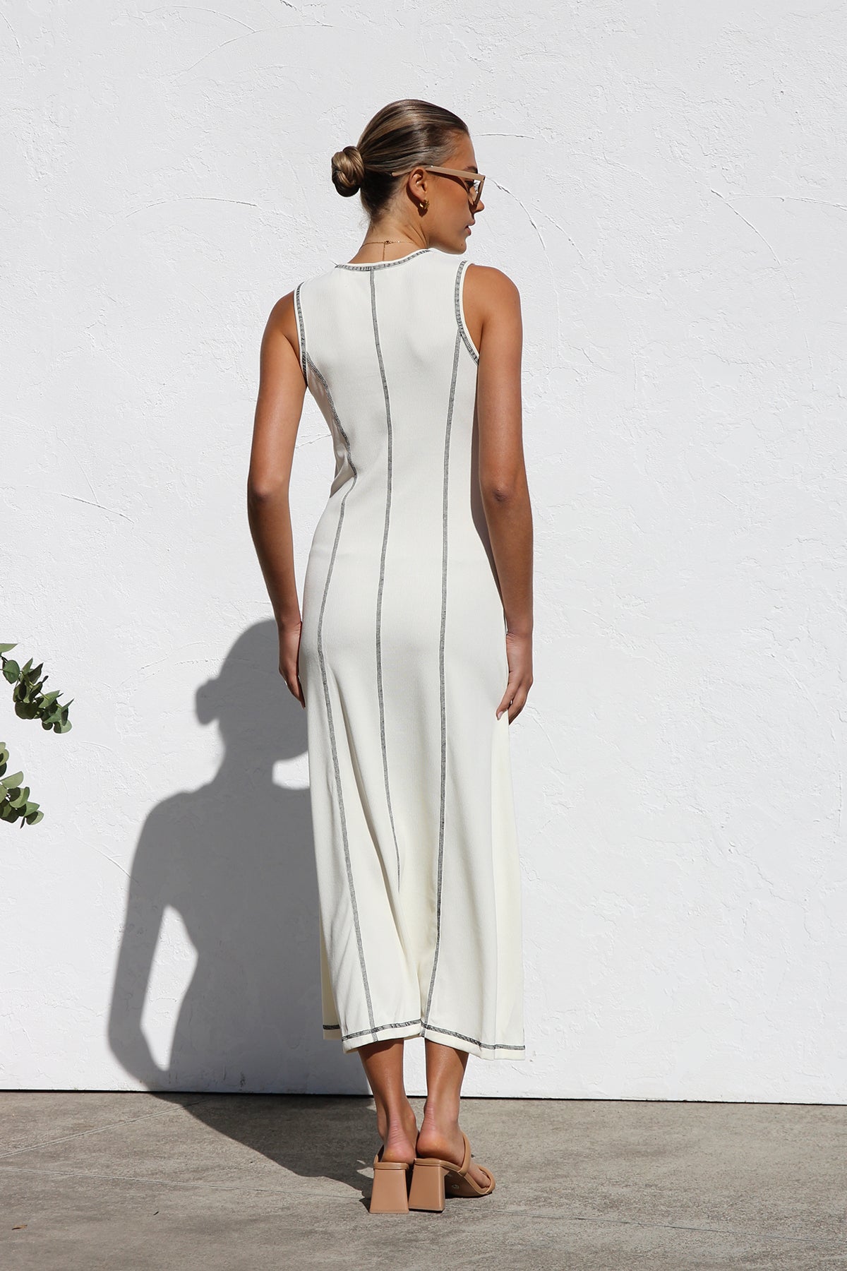 Ärmelloses Cremefarbenes Maxikleid Mit Schwarzen Nähten