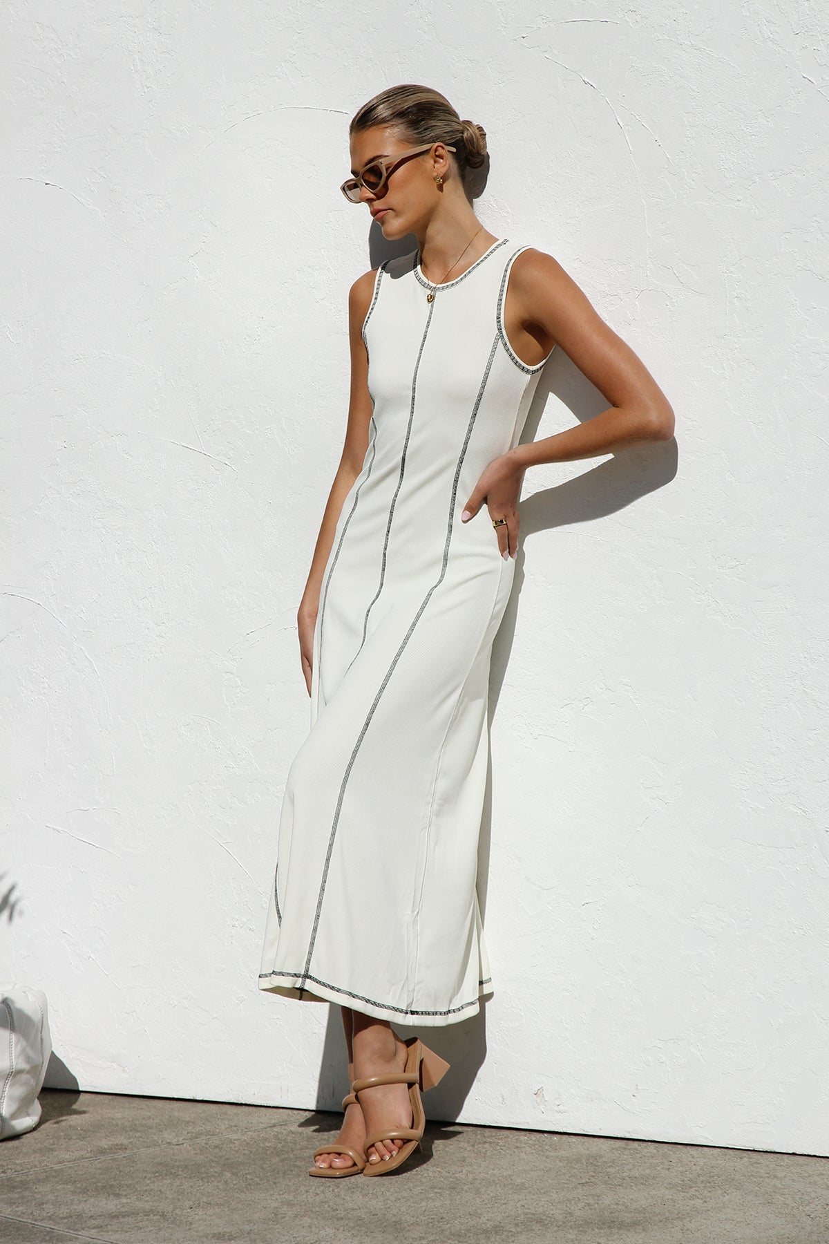 Ärmelloses Cremefarbenes Maxikleid Mit Schwarzen Nähten