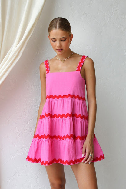 Rosa Minikleid Mit Roten Details