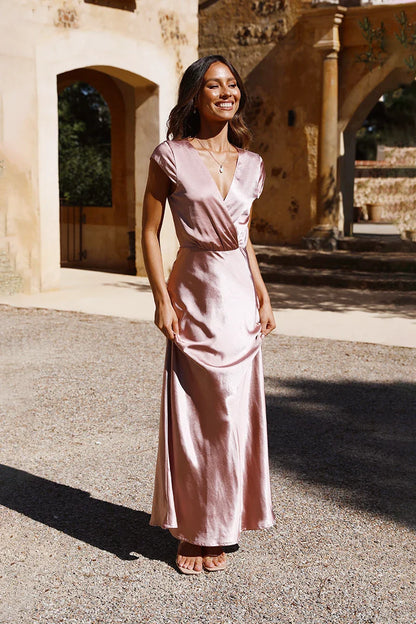 Maxikleid Mit V-Ausschnitt Und Kurzen Ärmeln