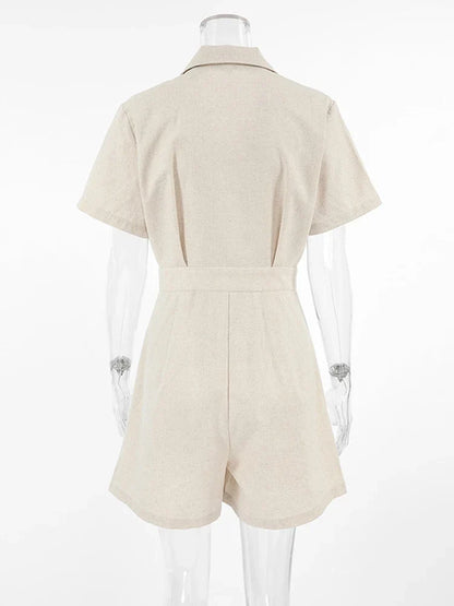 Stylischer Jumpsuit Mit Klassischem Kragen Und Gürtel