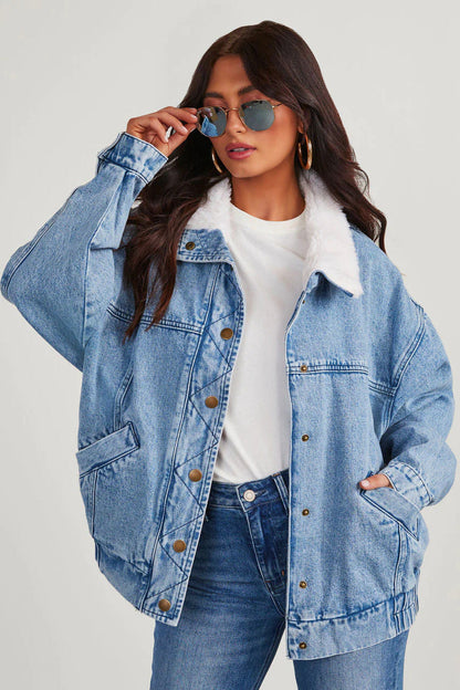 Fleecekragen Und Modern Geschnittene Jeansjacke