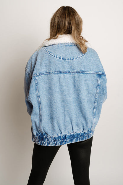 Fleecekragen Und Modern Geschnittene Jeansjacke